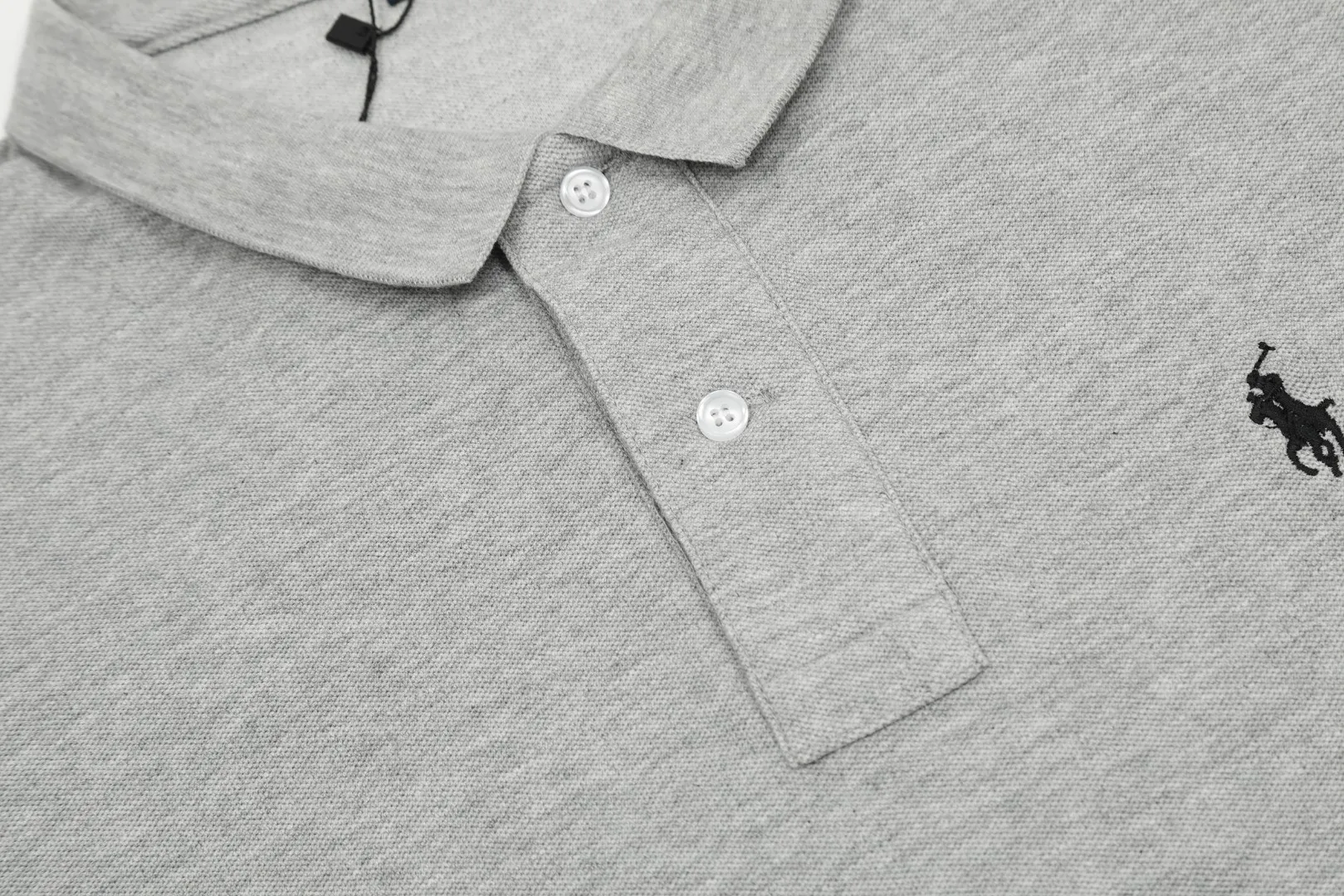 🅿️152 "Top quality" Style number: DS001# (not off the shelves all year round) [Ralph Lauren classic pony embroidered lapel POLO short sleeves] ✅Ralph Lauren Ralph Lauren classic basic versatile POLO short sleeves ✅Main supply platform live broadcast Wholesale entities will be replenished when out of stock Not removed from the shelves ✅ZP quality 1:1 version Scan the code to enter the GF website Z cabinet quality ✅Detailed quality The only one in Guangzhou Imported pique fabrics Mainly high-end, cost-effective and good quality. Needless to say, the version is restored to the original version. The maximum size can be worn up to 210 pounds. Loose, comfortable and stress-free. ✅Wear for work and life. Suitable for various occasions. A must-have recommendation for couples. Size: